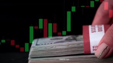 Borsa grafiğinin arka planında yığınla dolar var. İnsanlar elden ele büyük miktarda para geçiriyorlar. Kripto para birimleri. Şifreleme para değeri dijital para hızla yükselir ve düşer