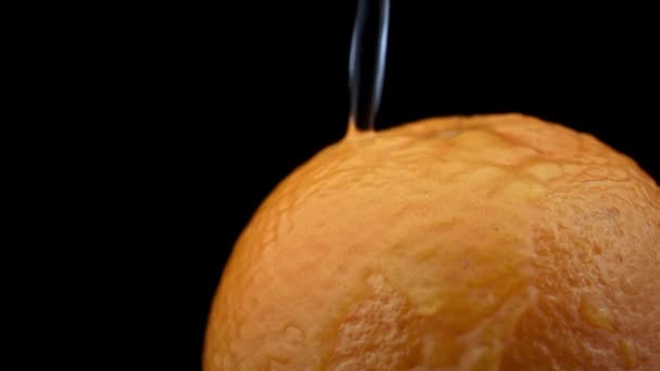 Water Drips Orange Orange Black Background Slowmo Raindrops Land Citrus — ストック動画