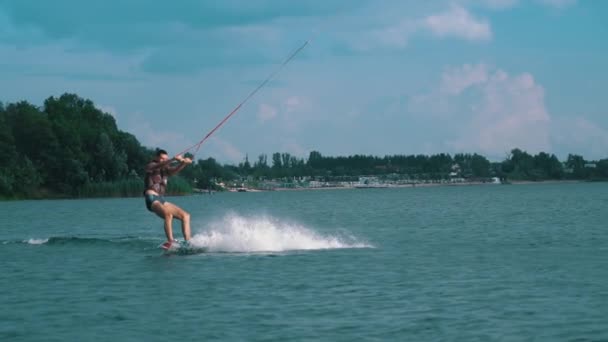 Man Rides Wakeboard Blue Water Water Sports Water Entertainment Tourists — Vídeo de Stock