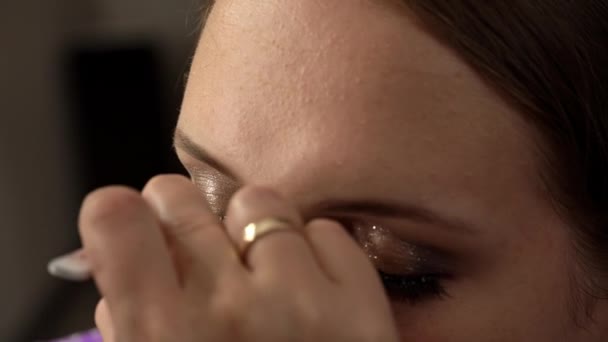 Beautiful Girl Put Make Her Face Glues Her Eyelashes Make — Stockvideo