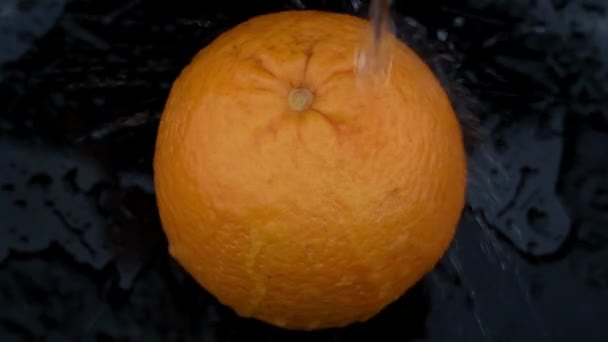 Water Drips Orange Orange Black Background Slowmo Raindrops Land Citrus — ストック動画