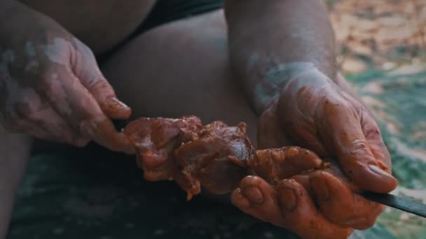孟斯用绳子把肉绑在自然界的绞刑架上 带烤肉的家庭度假 人切肉是为了在大自然中烧烤 波克什锦烤肉户外烤肉 — 图库视频影像