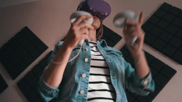 Beautiful Girl Virtual Reality Helmet Controllers Hands Active Wearing Indoor — Stockvideo
