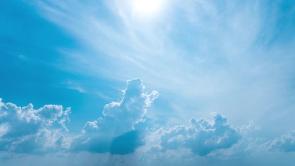 Langsam Schweben Weiße Flauschige Wolken Durch Den Blauen Tageshimmel Schöner — Stockvideo