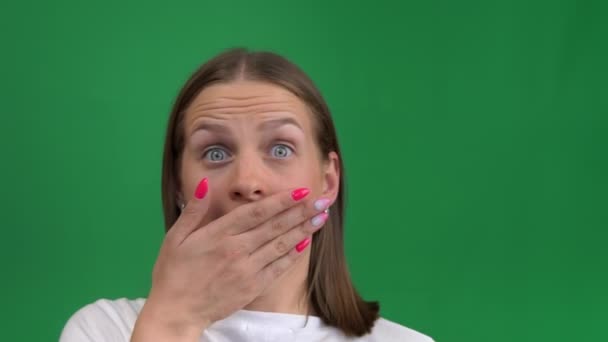 Vacker Flicka Glädje Täcker Ansiktet Med Händerna Grön Bakgrund Ung — Stockvideo