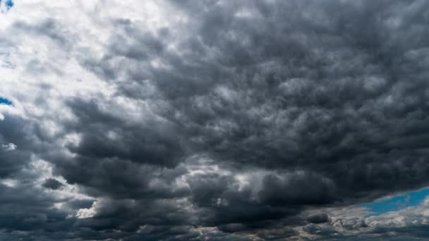 Timelapse Nuvole Grigie Piovose Galleggiano Attraverso Cielo Scuro Una Giornata — Video Stock