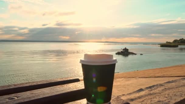 Kawa Papierowej Filiżance Ławce Nabrzeżu Zachodzie Słońca Miękki Dzień Zachodzie — Wideo stockowe
