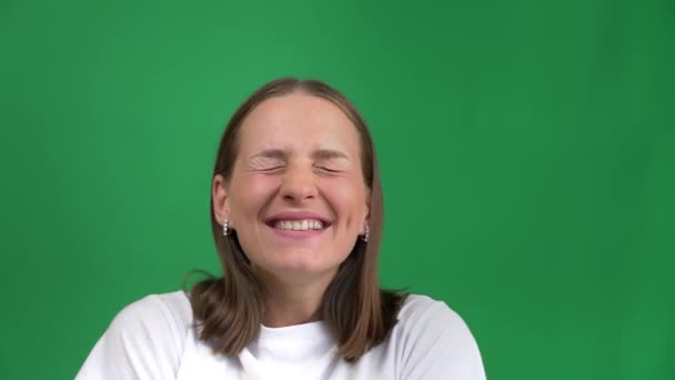 Hermosa Chica Sonríe Regocija Sobre Fondo Verde Joven Mujer Sonriente — Vídeos de Stock