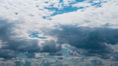 Beyaz kabarık bulutlar mavi gündüz vakti gökyüzünde yavaşça süzülür. Güzel gökyüzü hareket ediyor. Kar beyazı bulutlar yana doğru hareket ediyor..