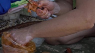 Erkeklerin elleri doğadaki şişler üzerine et bağlar. Barbekülü aile tatili. İnsan doğada mangal yapmak için et keser. Izgara et. Domuz şiş kebap. Açık havada ızgara et..