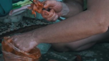 Erkeklerin elleri doğadaki şişler üzerine et bağlar. Barbekülü aile tatili. İnsan doğada mangal yapmak için et keser. Izgara et. Domuz şiş kebap. Açık havada ızgara et..