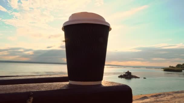 Koffie Een Papieren Beker Een Bankje Aan Dijk Bij Zonsondergang — Stockvideo