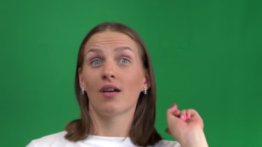 Güzel bir kızın yeşil bir geçmişi var. Genç düşünceli kadın yeşil ekran, krom adasında izole edilmiş. Kız farklı şeyler hayal ediyor..