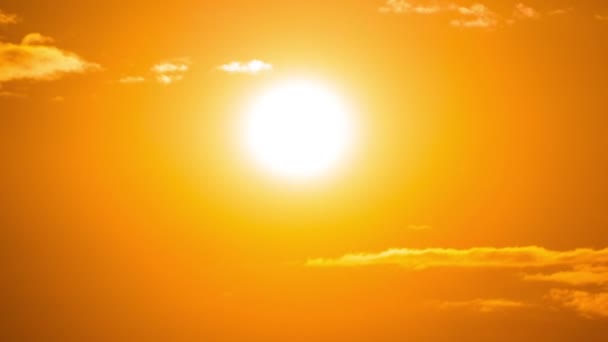 Aika Kuluu Kirkkaan Oranssi Auringonlasku Aurinko Laskee Takana Pilvet Päivän — kuvapankkivideo
