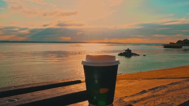 Koffie Een Papieren Beker Een Bankje Aan Dijk Bij Zonsondergang — Stockvideo