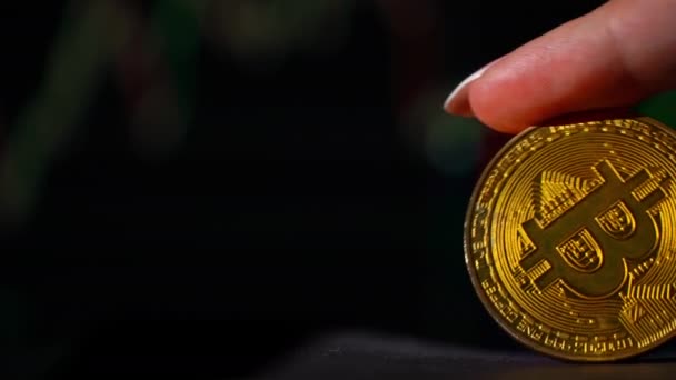 Bitcoin Στο Παρασκήνιο Ενός Διαγράμματος Συναλλαγών Cryptocurrency Στην Οθόνη Του — Αρχείο Βίντεο