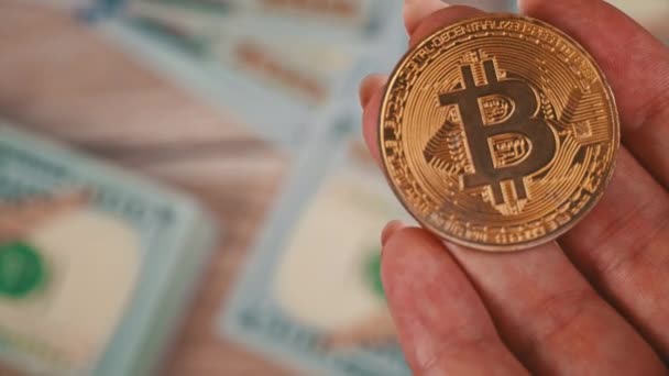 Goldmünze Aus Bitcoin Auf Dem Hintergrund Von Hundert Dollar Scheinen — Stockvideo