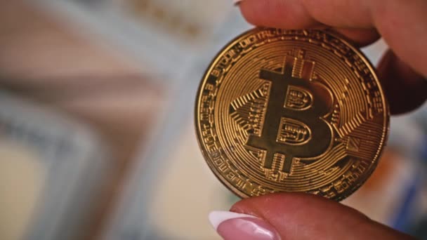 100 Dolarlık Banknotların Arka Planında Altın Bitcoin Madeni Para Kripto — Stok video