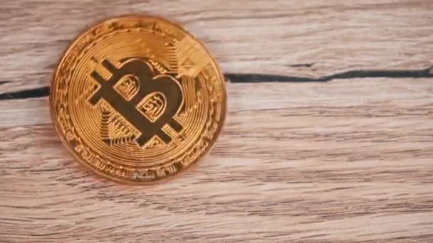 Gold Bitcoin Coin Dreht Sich Zeitlupe Auf Dem Tisch Großaufnahme — Stockvideo