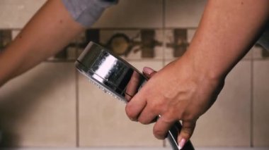Kadınların elleri, suyun aktığı banyoda duş alır. Duşta banyo yap. Akşam banyosu, vücudun temizliği. Su küçük derelerde akar. Duştan su akıyor..