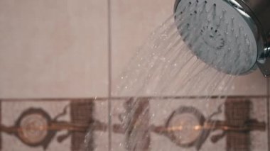 Kadınların elleri, suyun aktığı banyoda duş alır. Duşta banyo yap. Akşam banyosu, vücudun temizliği. Su küçük derelerde akar. Duştan su akıyor..