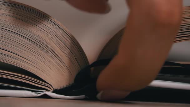 Переворачиваю Страницы Белой Книге Закрываю Медленно Читаю Книгу Интеллект Страницы — стоковое видео