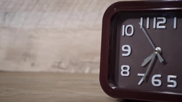 Ręce Czasu Brązowym Zegarze Czas Ucieka Piękny Zegar Liczy Minuty — Wideo stockowe