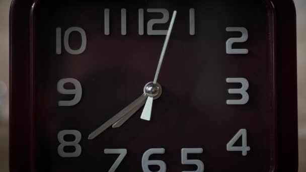 時間の手は茶色のホームクロックにあります 時間は尽きてる 美しい時計は私たちの人生の分と秒を数えます — ストック動画