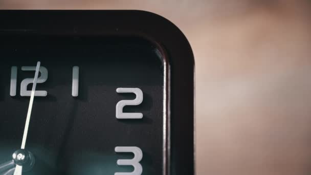 Руки Часу Лежать Коричневому Домашньому Годиннику Час Закінчується Гарний Годинник — стокове відео