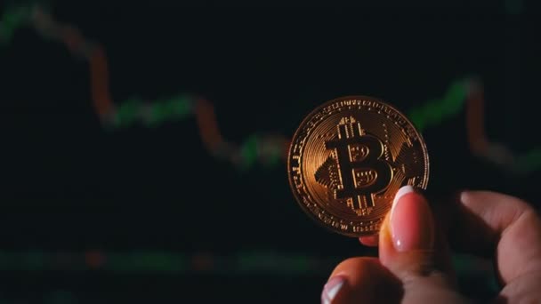 Bitcoin Dengan Latar Belakang Peta Perdagangan Cryptocurrency Pada Layar Komputer — Stok Video