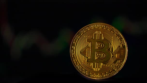 コンピュータ画面上の暗号通貨取引チャートを背景にBitcoinコイン デジタルマネー ビジネスコンセプト — ストック動画