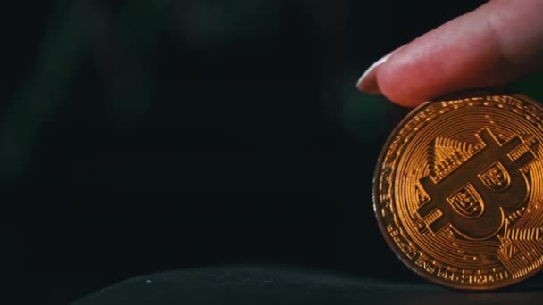 Bitcoin Dengan Latar Belakang Peta Perdagangan Cryptocurrency Pada Layar Komputer — Stok Video