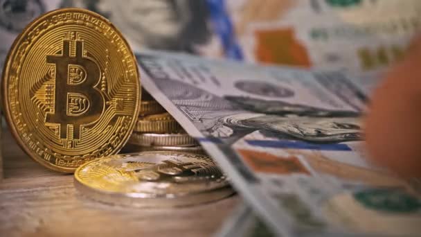 Gouden Munt Van Bitcoin Achtergrond Van Honderd Dollar Biljetten Cryptogeld — Stockvideo