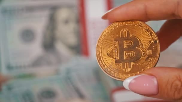 Koin Emas Bitcoin Dengan Latar Belakang Uang Seratus Dolar Cryptocurrency — Stok Video