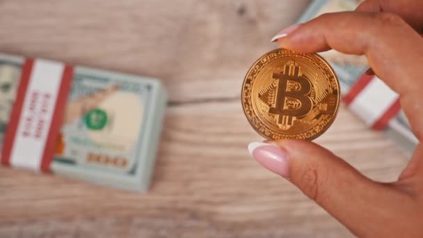 Zlatá Mince Bitcoinu Pozadí Stodolarových Bankovek Kryptoměna Měří Dolarech Bitcoin — Stock video