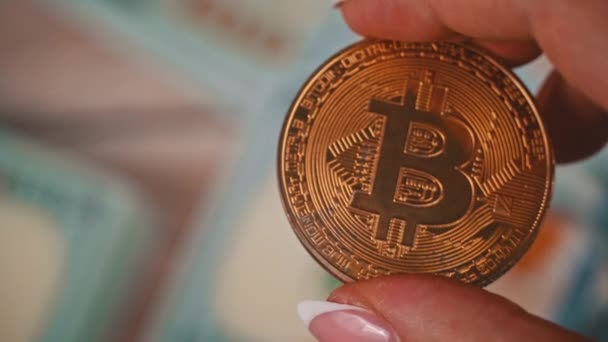 Goldmünze Aus Bitcoin Auf Dem Hintergrund Von Hundert Dollar Scheinen — Stockvideo