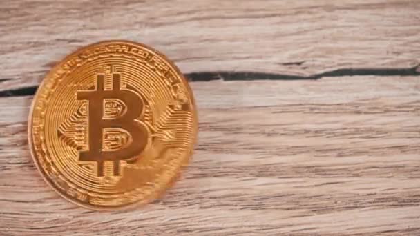 Gold Bitcoin Coin Dreht Sich Zeitlupe Auf Dem Tisch Großaufnahme — Stockvideo