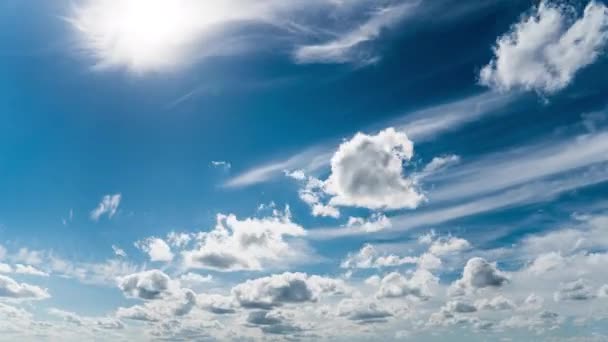 Nuvens Brancas Fofas Flutuam Lentamente Através Timelapse Azul Céu Diurno — Vídeo de Stock