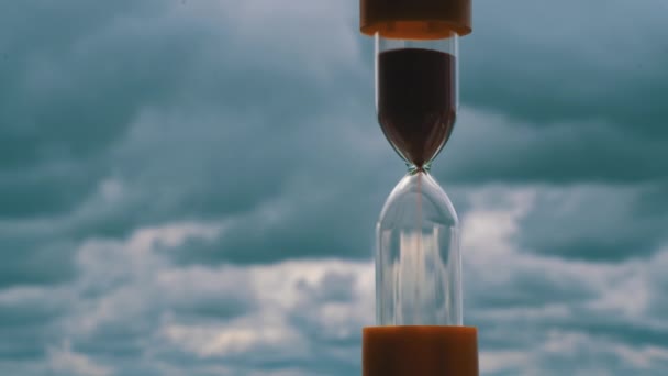 Timelapse Hourglass Blue Clouds Background Time Running Out Sand Clock — Stock Video