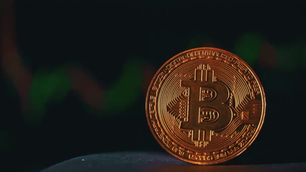Bitcoin Dengan Latar Belakang Peta Perdagangan Cryptocurrency Pada Layar Komputer — Stok Video