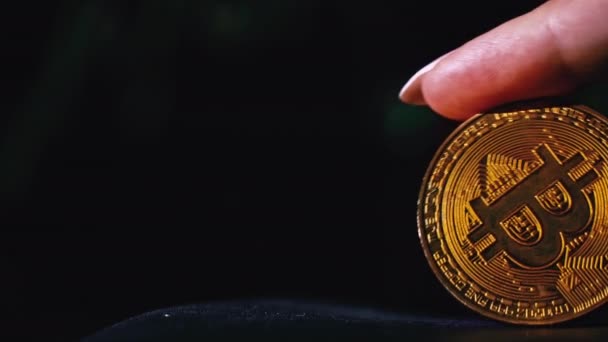 Bitcoin Dengan Latar Belakang Peta Perdagangan Cryptocurrency Pada Layar Komputer — Stok Video