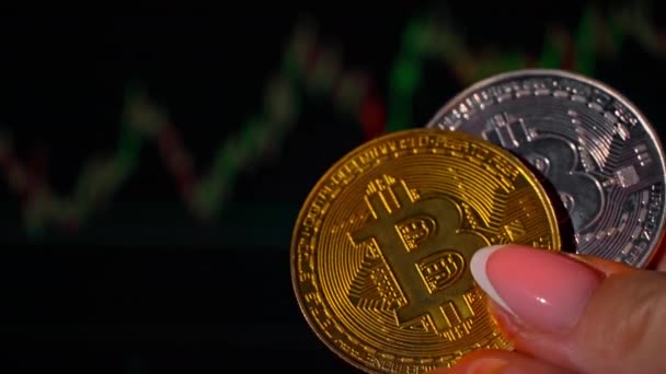 Bitcoin Στο Παρασκήνιο Ενός Διαγράμματος Συναλλαγών Cryptocurrency Στην Οθόνη Του — Αρχείο Βίντεο