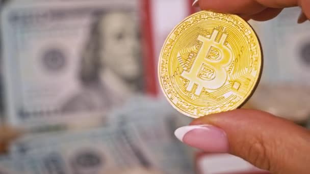 Złota Moneta Bitcoina Tle Studolarowych Banknotów Kryptowaluta Jest Mierzona Dolarach — Wideo stockowe