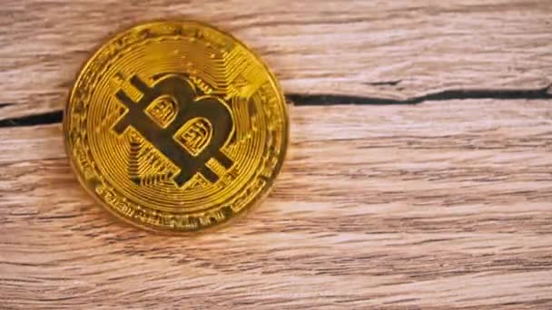 Guld Bitcoin Roterar Slow Bordet Närbild Cyberutrymme För Digitala Mynt — Stockvideo