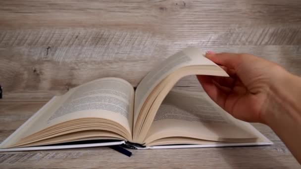 Pasar Las Páginas Libro Blanco Cerca Lento Leyendo Libro Inteligencia — Vídeo de stock