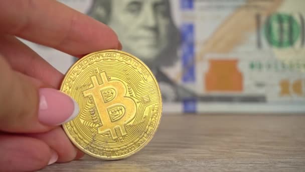 100 Dolarlık Banknotların Arka Planında Altın Bitcoin Madeni Para Kripto — Stok video