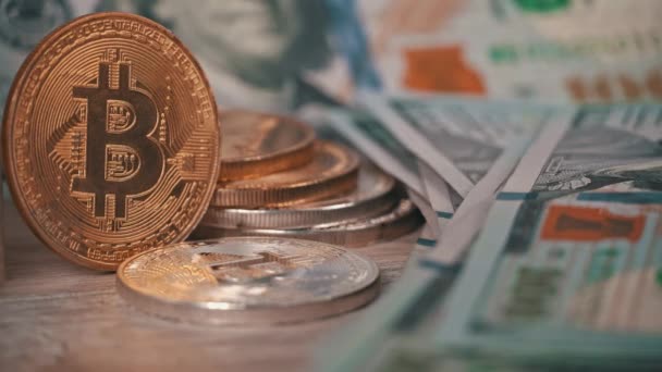 100 Dolarlık Banknotların Arka Planında Altın Bitcoin Madeni Para Kripto — Stok video