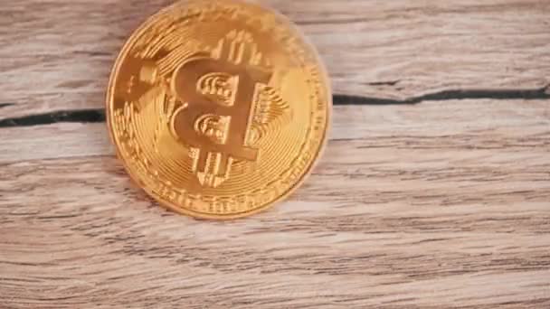 Guld Bitcoin Roterar Slow Bordet Närbild Cyberutrymme För Digitala Mynt — Stockvideo