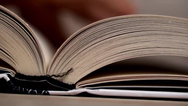 Virando Páginas Livro Branco Close Slow Lendo Livro Inteligência Páginas — Vídeo de Stock