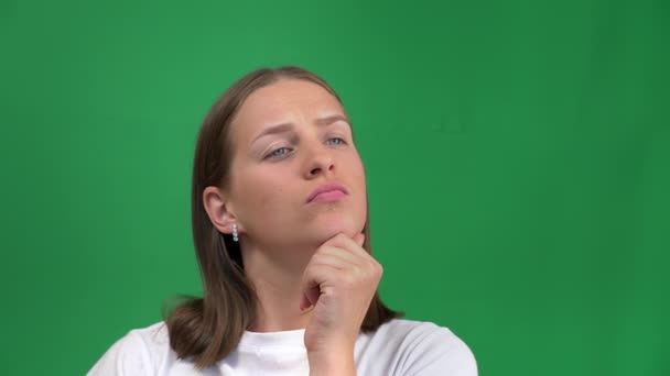 Vacker Flicka Fick Idé Grön Bakgrund Ung Lyhörd Kvinna Isolerad — Stockvideo